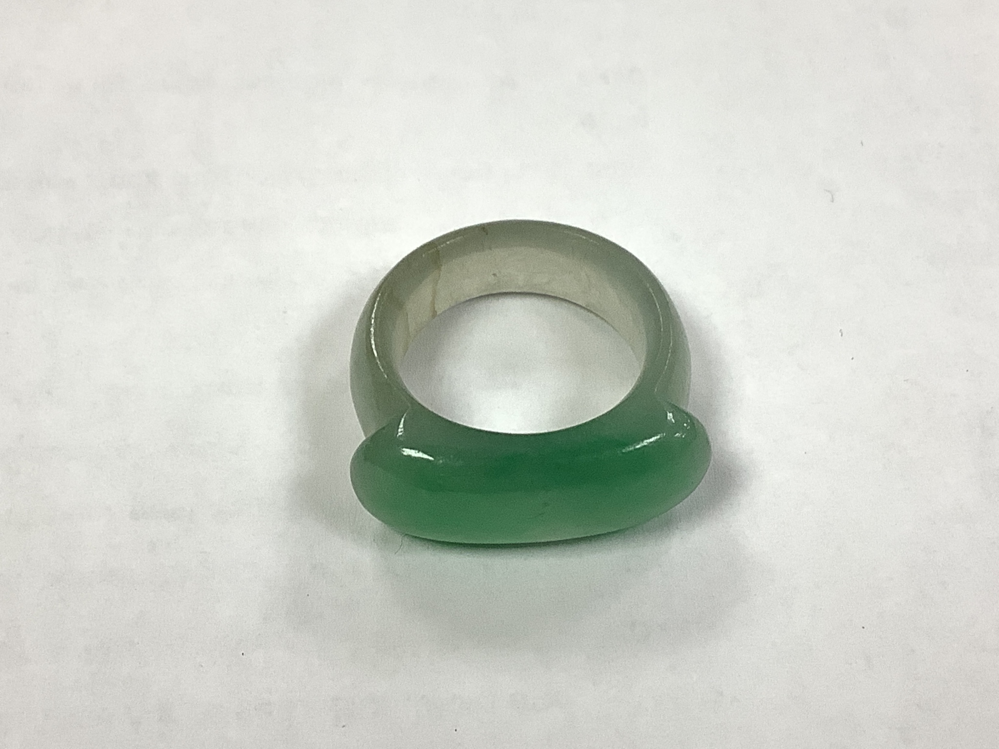 A Chinese jadeite ring, 19th/20th century, 22mm diameter